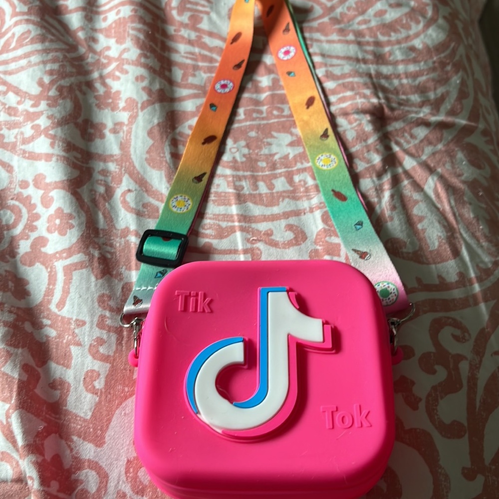 TIKTOK PINK 👛PLASTIC ZIPPERED PURSE & MATCHING BEANIE 💓🎀✖️